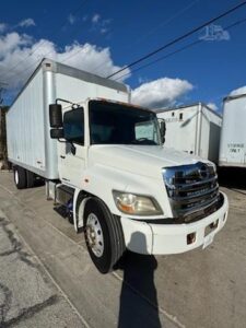2011 HINO 268 24 FT BOX TRUCK